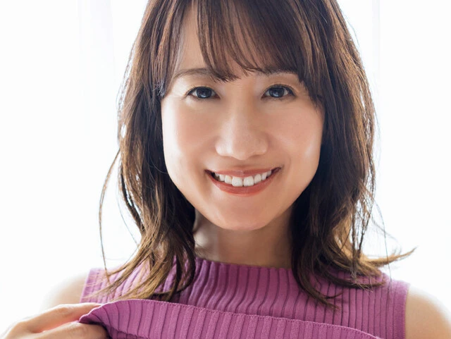 45歳の気象予報士、吉井明子が麗しの初グラビアを披露!「『お姉さんっていいな』って思ってもらえたらうれしいです」